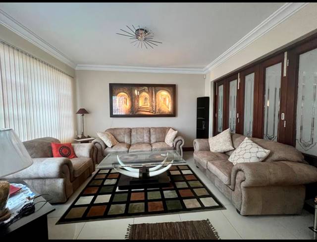 6 BEDROOM HOUSE FOR SALE IN LA LUCIA